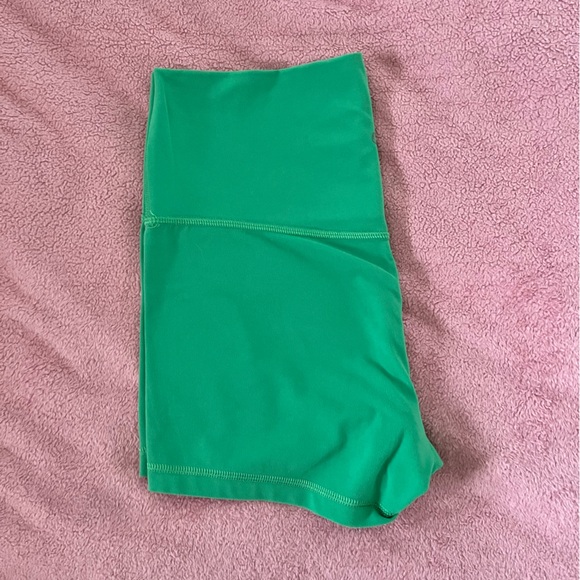 ARITZIA- Butter Cheeky Hi-Rise 3 inch Shorts - Picture 5 of 7